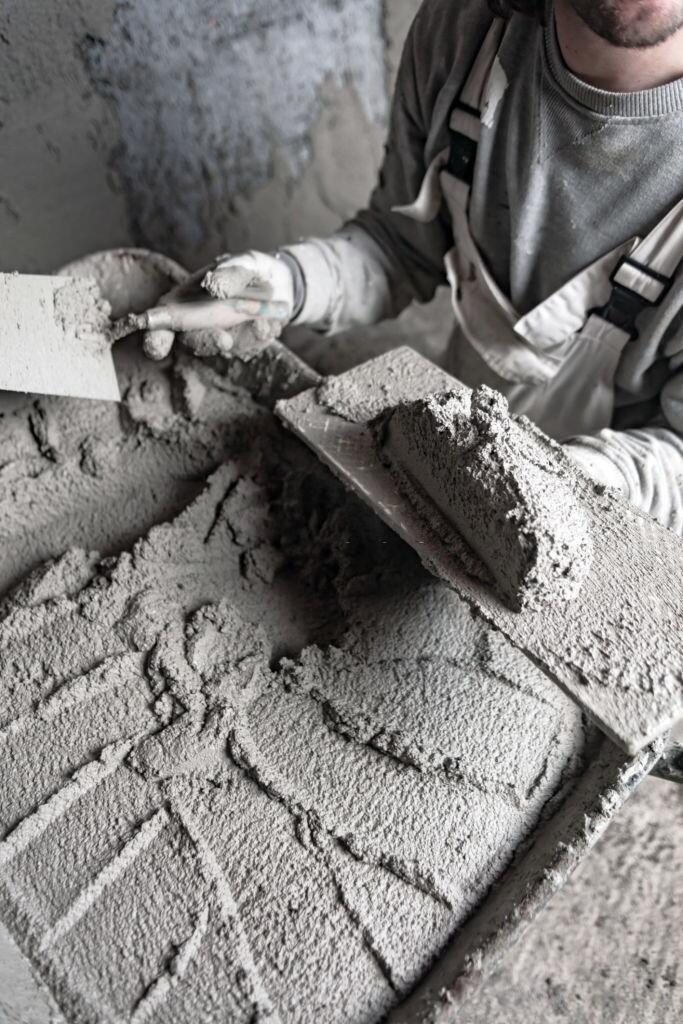 Цементный раствор М150 на строительном инструменте
