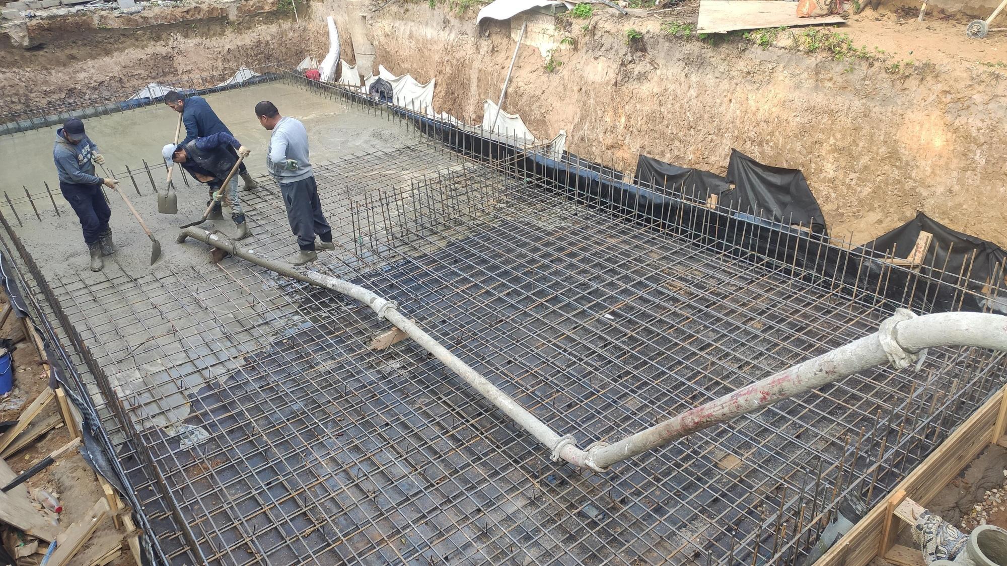 Бетононасос подает бетон на граните В30