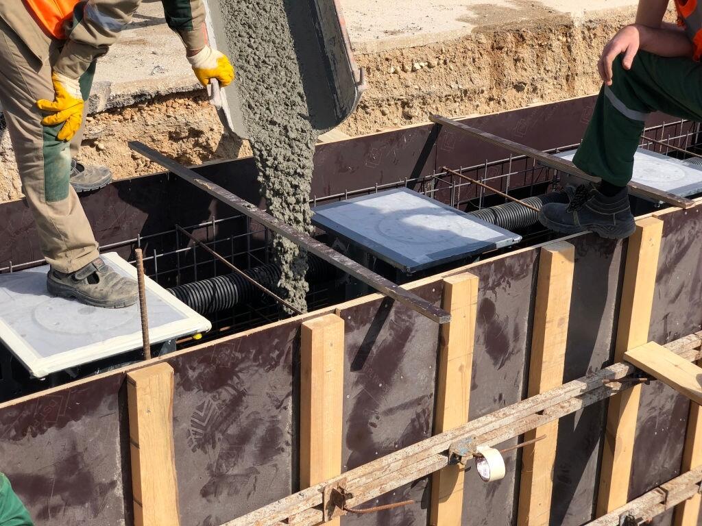 Подача мостового бетона для заливки опоры моста