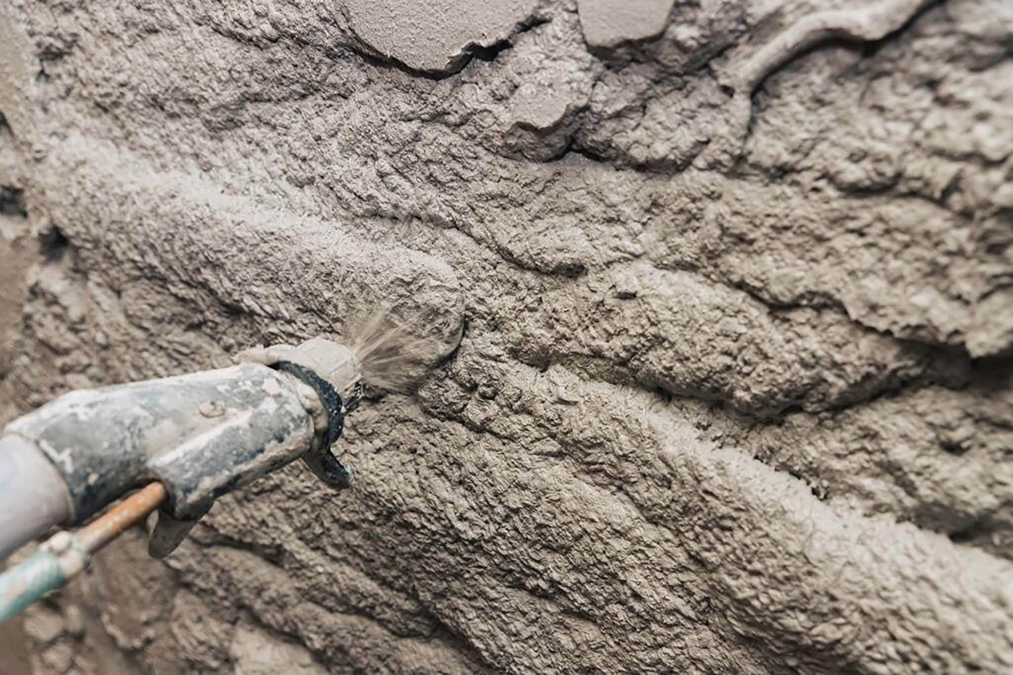 Нанесение пескобетона для стен и штукатурки